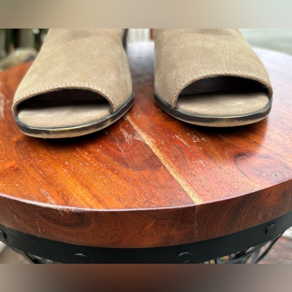 Lucky Brand size 8.5 Tan Suede Mules with Open-Toe Design - Picture 4 of 13